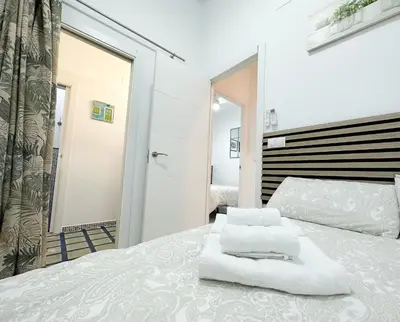 Cama o camas de una habitación en Central Cozy Budget 2BR Apt with AC, 1 bath, Private Parking opt