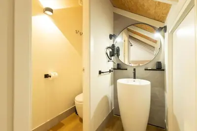 Un baño de Pasaje Mallol Central Duplex by Valcambre