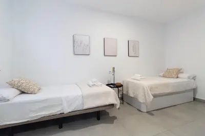Cama o camas de una habitación en Nuevo Piso junto a Santa Justa y Aeropuerto 2