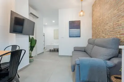 Una televisión o centro de entretenimiento en Nuevo Piso junto a Santa Justa y Aeropuerto 2