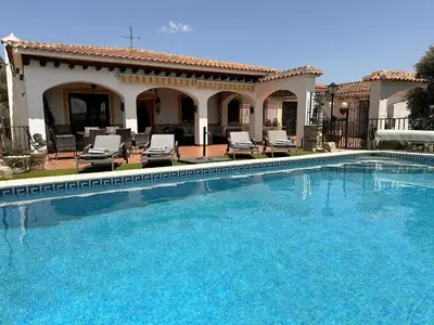 Piscina en o cerca de Villa Los Arrendajos, privacy in de natuur in Granada