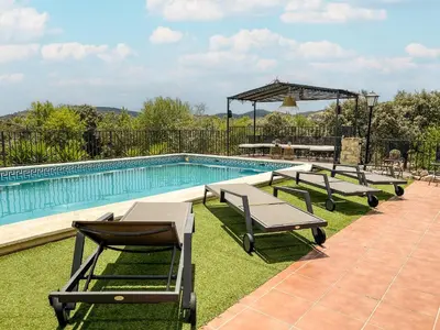 Piscina en o cerca de Villa Los Arrendajos, privacy in de natuur in Granada
