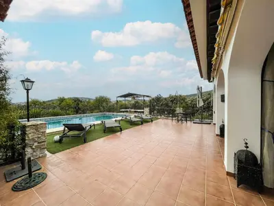Piscina en o cerca de Villa Los Arrendajos, privacy in de natuur in Granada