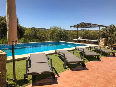 Piscina en o cerca de Villa Los Arrendajos, privacy in de natuur in Granada