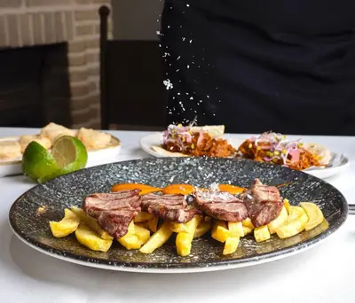 Comida en o cerca de este hotel