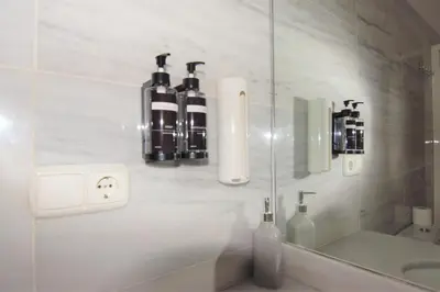 Un baño de RentalSevilla El rincón de la Alameda de Hércules