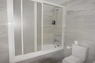 Un baño de RentalSevilla El rincón de la Alameda de Hércules