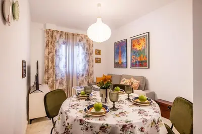Zona de estar de Piso con patio privado y parking Nervión Sevilla
