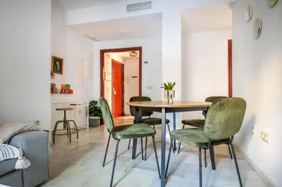 Zona de estar de Piso con patio privado y parking Nervión Sevilla