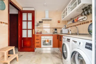 Una cocina o zona de cocina en Piso con patio privado y parking Nervión Sevilla