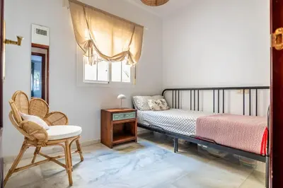 Cama o camas de una habitación en Piso con patio privado y parking Nervión Sevilla