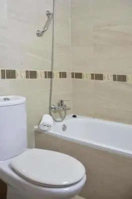 Un baño de Casa Patio las Palmeras Córdoba con piscina
