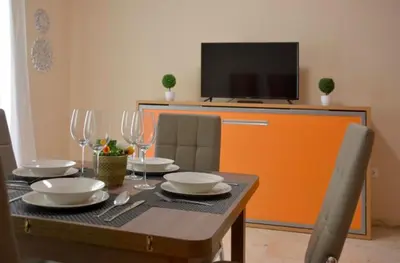 Una televisión o centro de entretenimiento en Casa Patio las Palmeras Córdoba con piscina