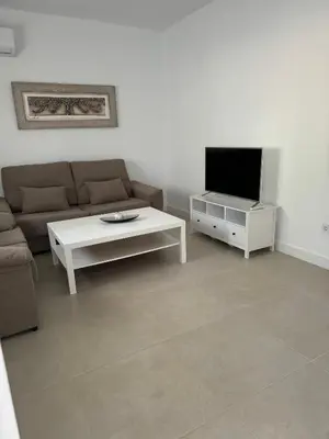 Una televisión o centro de entretenimiento en Alojamiento Baeza California 2A