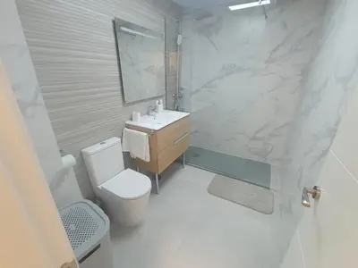 Un baño de Apartamento moderno junto a estación de tren