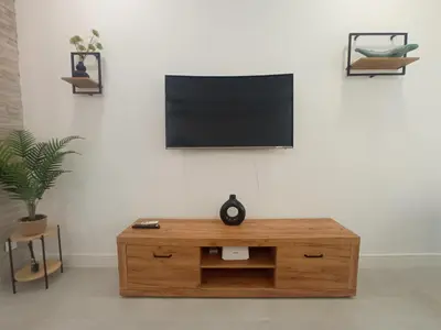 Una televisión o centro de entretenimiento en Apartamento moderno junto a estación de tren