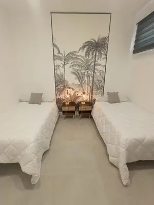 Cama o camas de una habitación en Apartamento moderno junto a estación de tren
