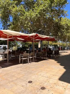 Un restaurante o sitio para comer en Tu oasis de lujo junto al Guadalquivir
