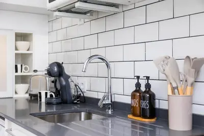 Una cocina o zona de cocina en NEW Charming Duplex With Private Patio