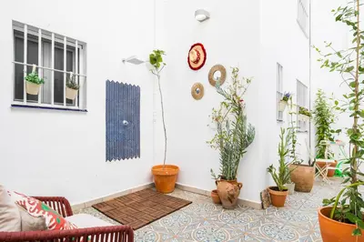 Zona de estar de NEW Charming Duplex With Private Patio