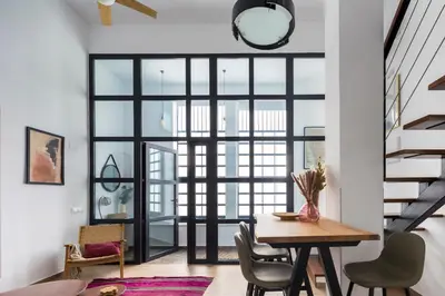 Zona de estar de NEW Charming Duplex With Private Patio