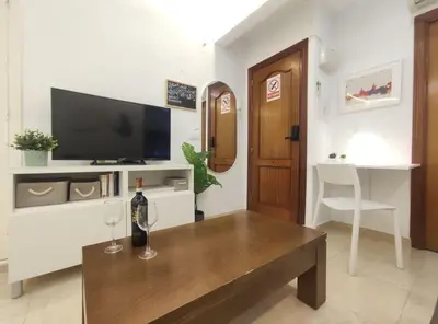 Una televisión o centro de entretenimiento en Menéndez Pelayo 55