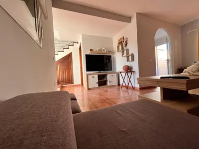 Una televisión o centro de entretenimiento en Casa con piscina en Málaga
