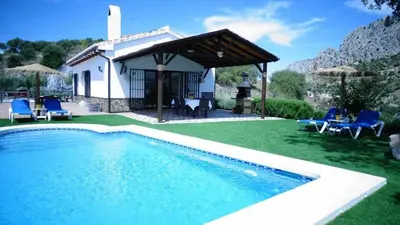 Piscina en o cerca de Casa Rural El Chaparro
