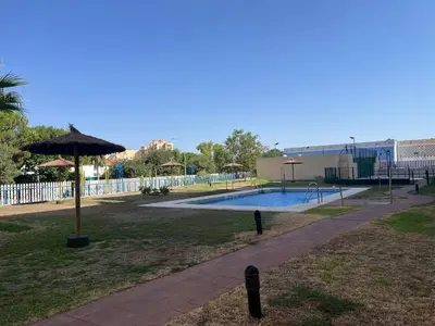 Piscina en o cerca de Lux Abril