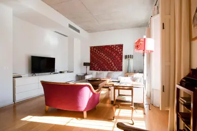 Una televisión o centro de entretenimiento en Casa Boutique San Bernardo, con jacuzzi y parking.