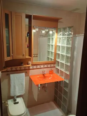 Un baño de Piso Auringis