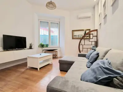 Una televisión o centro de entretenimiento en Estudio Espacioso y Céntrico Sevilla