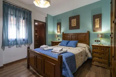 Cama o camas de una habitación en Casa con patio y terraza en Barrio histórico de la Villa, junto al Adarve