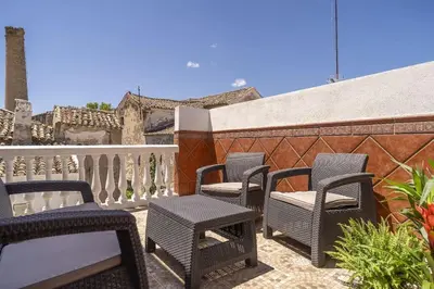Un balcón o terraza de Casa con patio y terraza en Barrio histórico de la Villa, junto al Adarve