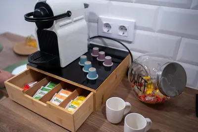 Utensilios para hacer té y café en Acogedora Suite en Jaén