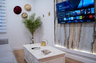 Una televisión o centro de entretenimiento en Acogedora Suite en Jaén