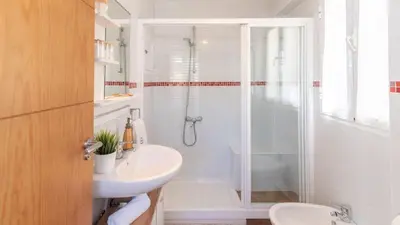 Un baño de Los cortinales