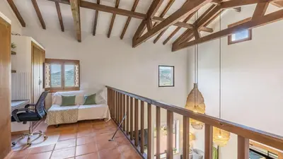 Cama o camas de una habitación en La Casa 1950 Montefrío by Ruralidays
