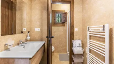 Un baño de La Casa 1950 Montefrío by Ruralidays