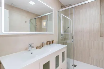 Un baño de NT Loft Arrayan Amplio Moderno y Renovado 2Bd 2Bth