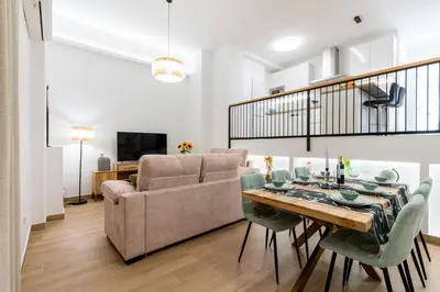 Una televisión o centro de entretenimiento en NT Loft Arrayan Amplio Moderno y Renovado 2Bd 2Bth