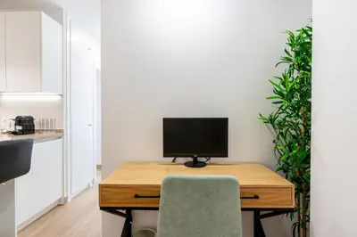 Una televisión o centro de entretenimiento en NT Loft Arrayan Amplio Moderno y Renovado 2Bd 2Bth