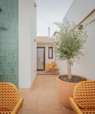 Un patio o zona al aire libre en LIRIUM Casa Patio