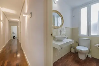 Un baño de Apto Gran Capitán Center II - Parking Incluido