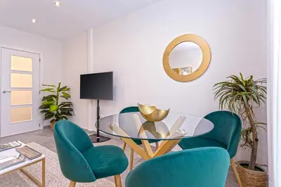 Una televisión o centro de entretenimiento en Genteel Home Santa Marta Cordoba