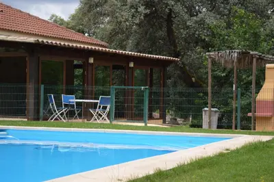 Piscina en o cerca de casa rural Ribera del Hueznar