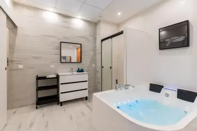Un baño de LP1 Loft Art Suite Sevilla en Pareja