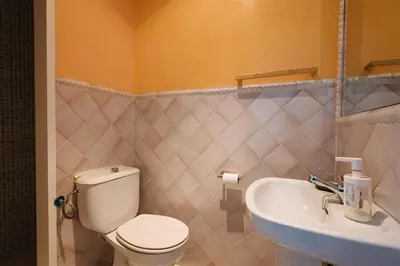 Un baño de VIVIENDA TURISTICA ATANASIO BARRON- Free PARKING