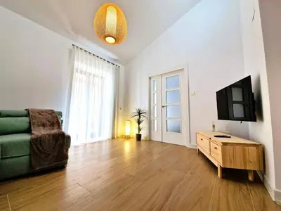Una televisión o centro de entretenimiento en NOVOJAÉN Alojamientos 2 - Edificio vacacional Exclusivo y Tranquilo junto a Catedral