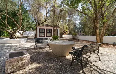 Jardín al aire libre en 10 Bedroom Stunning Home In Santaella
